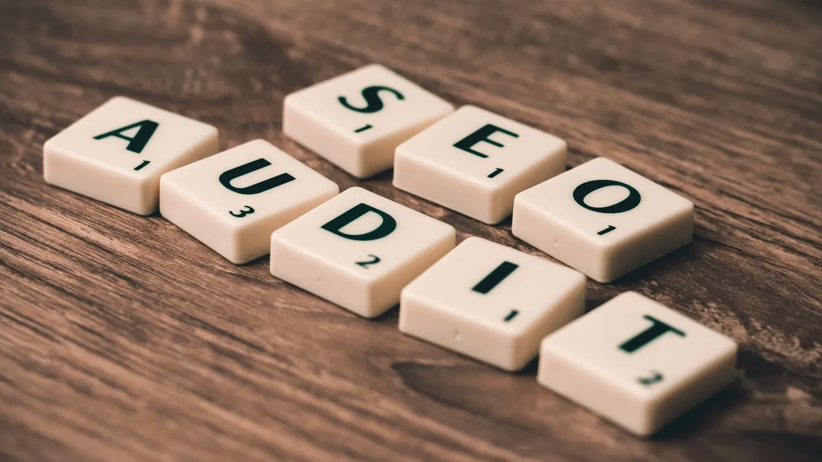 Kâğıt üzerinde çizilmiş web sayfası taslakları