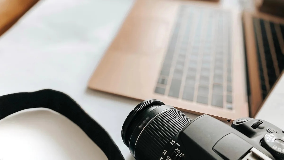 Dizüstü bilgisayar ve fotoğraf makinesi bulunan blog üretim masası
