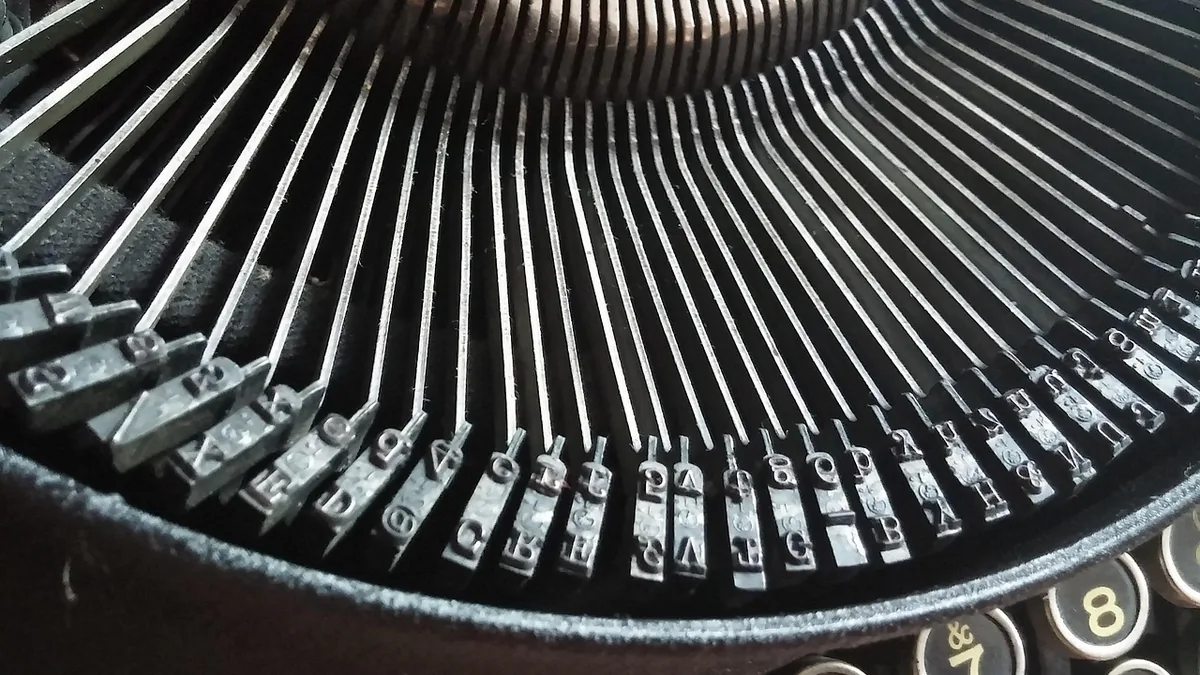 Eski bir daktilonun tuşları ve metal yazı kolları
