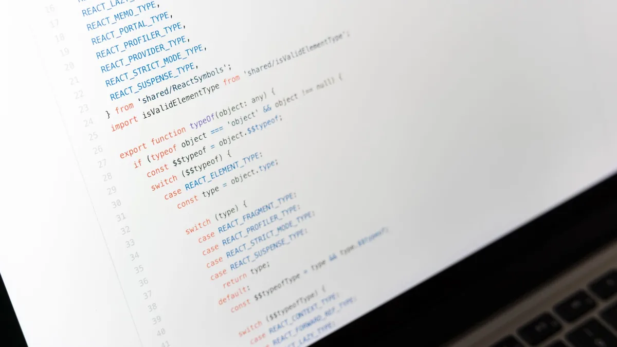 Dizüstü bilgisayar ekranında açık web geliştirme kodu