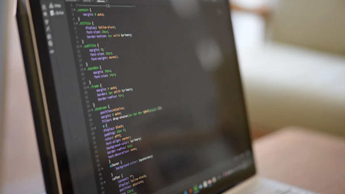 Monitörde HTML ve CSS kodlarını düzenleyen geliştirici