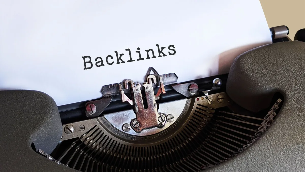 Daktiloda Backlinks sözcüğünün yazılı olduğu beyaz kâğıt