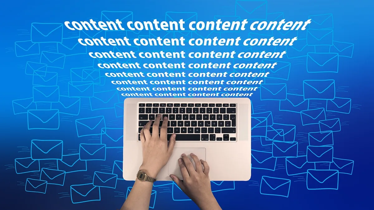 Üzerinde news ve contents yazıları bulunan bilgisayar klavyesi