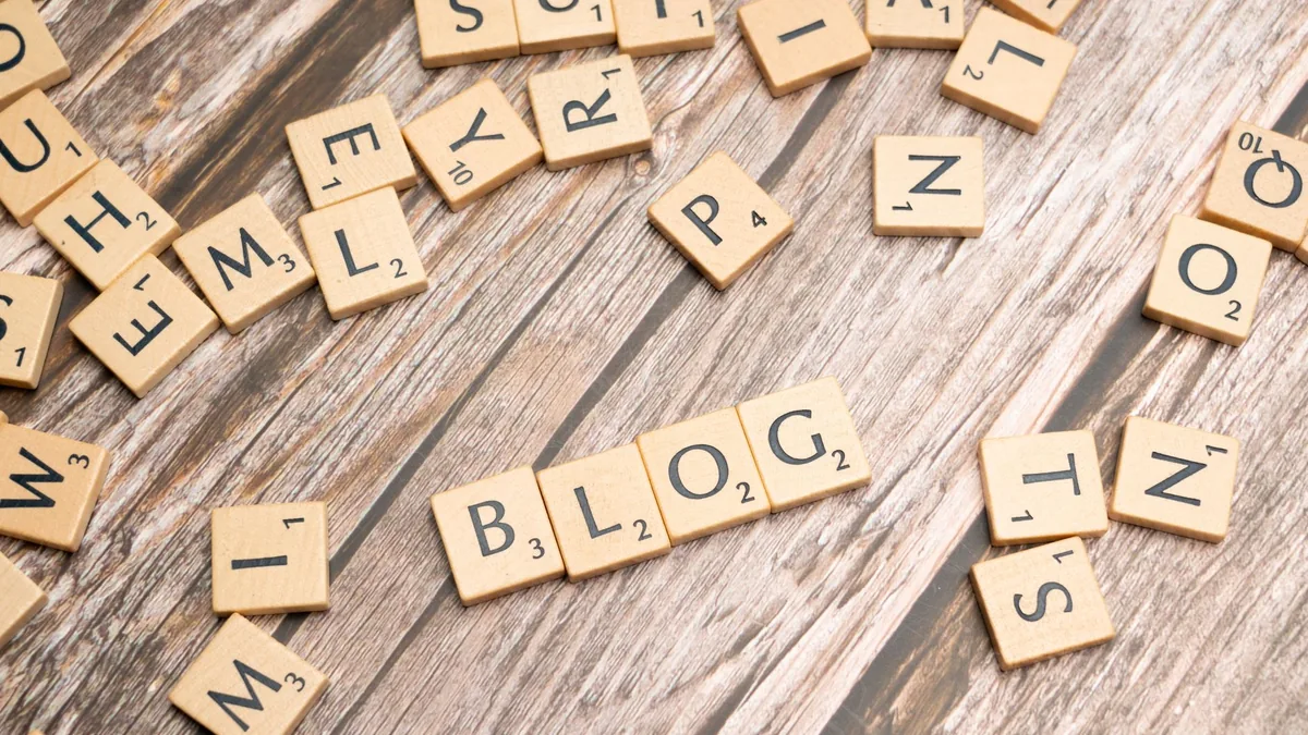 Ahşap zemin üzerinde blog sözcüğünü oluşturan harf taşları