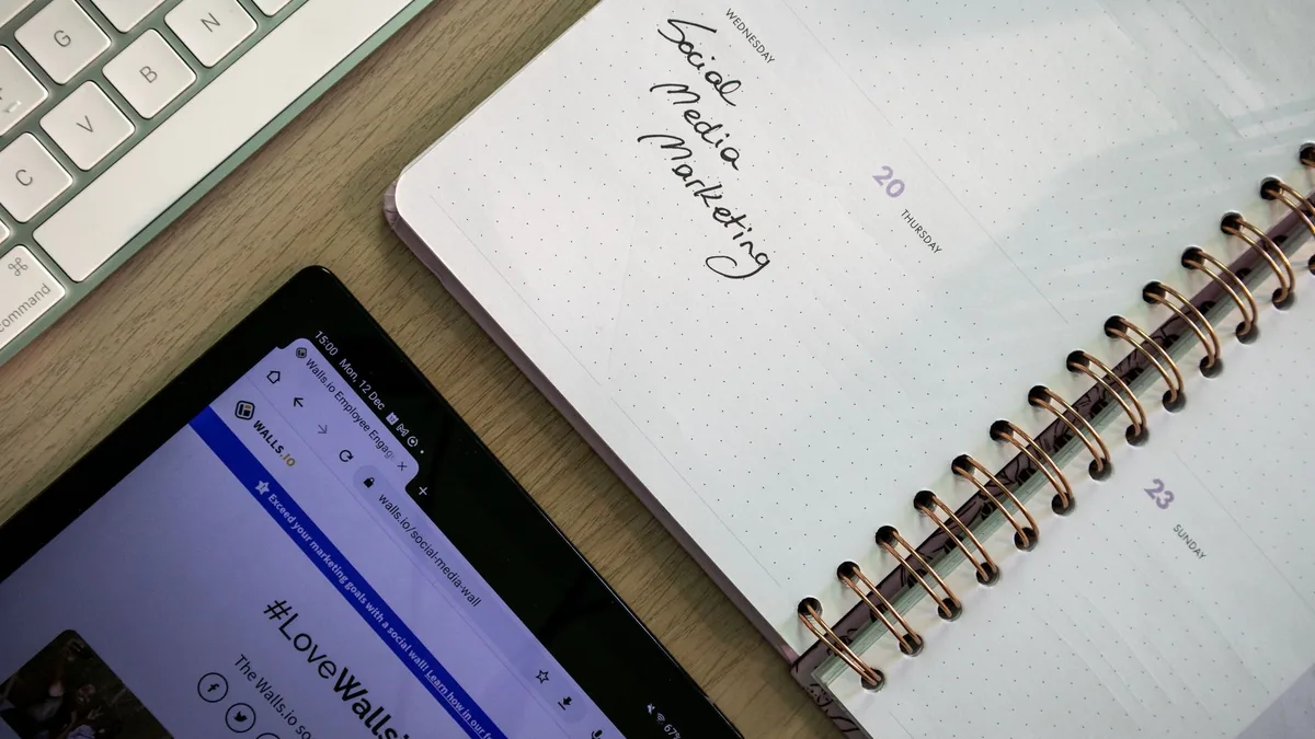 İçerik stratejisi notu, klavye ve tablet bulunan çalışma masası