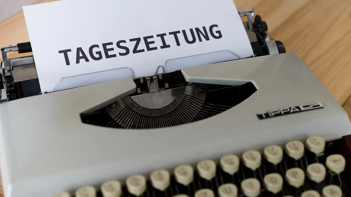 Günlük gazete kelimesinin yazılı olduğu eski tip daktilo