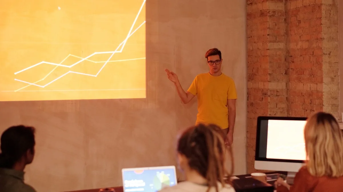 Grafik sunumunu bilgisayarlarıyla birlikte inceleyen ekip