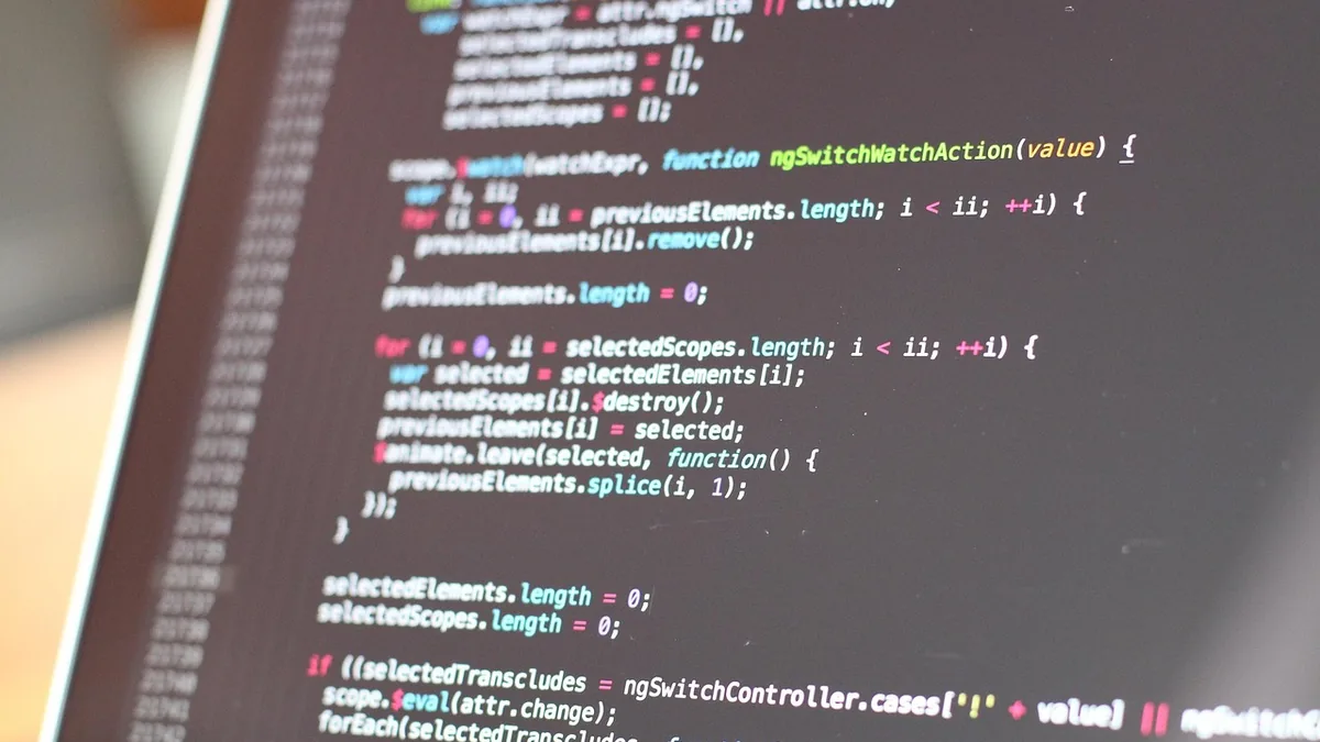 Bilgisayar ekranında açık HTML kaynak kodu