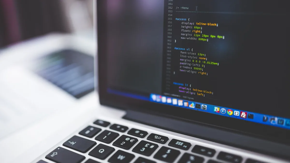 HTML kodu açık dizüstü bilgisayar ekranı ve klavye
