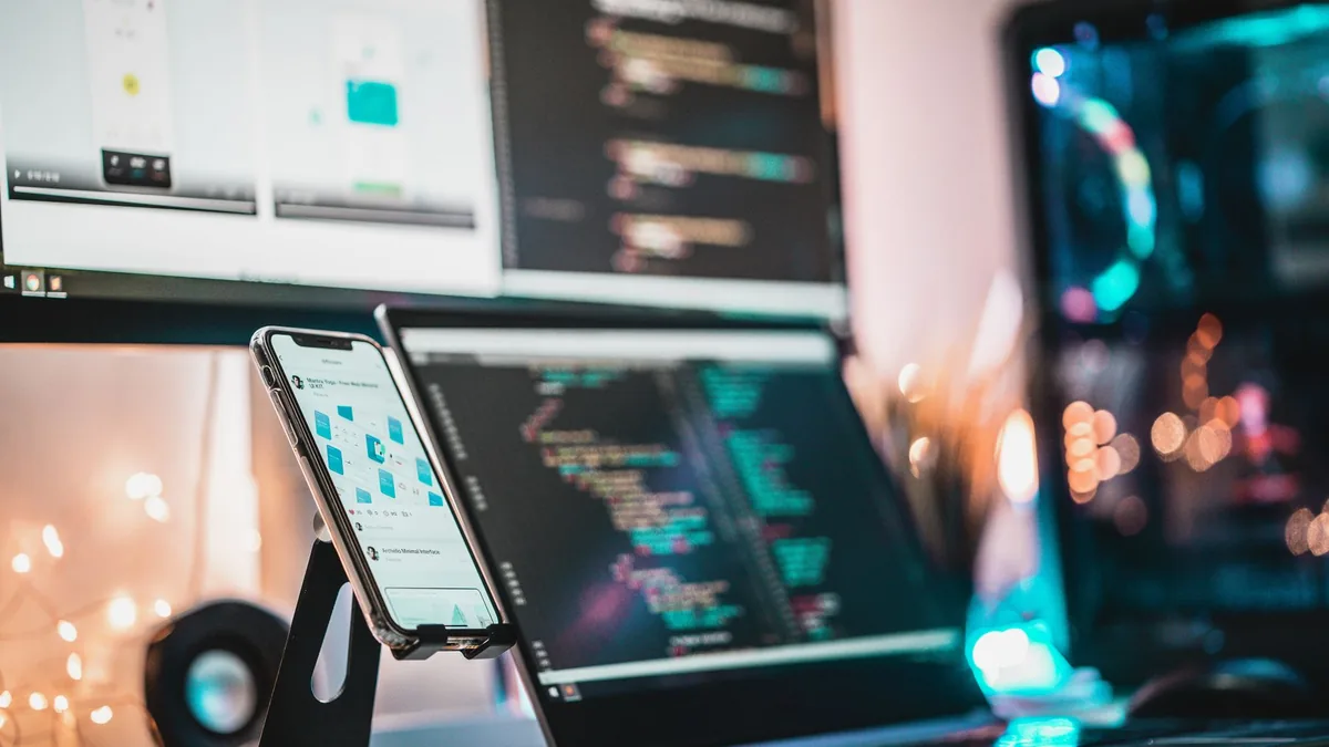 Kod ekranlarının önünde standa yerleştirilmiş akıllı telefon