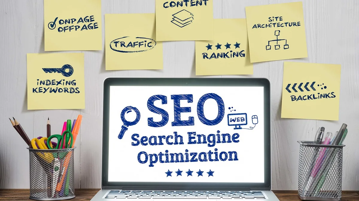 SEO başlıklarının yazılı olduğu notlarla çevrili dizüstü bilgisayar