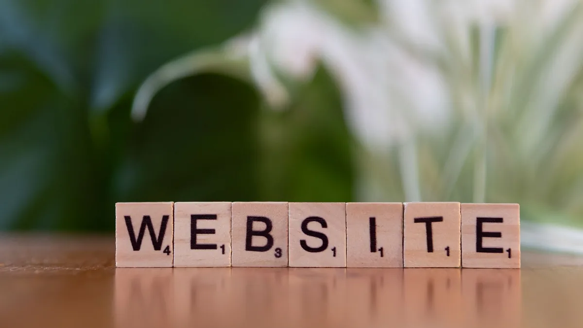 Ahşap yüzeyde website kelimesini oluşturan harf taşları