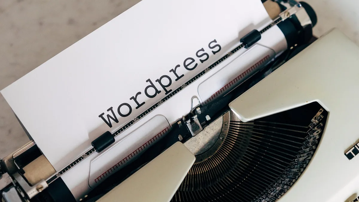 Daktiloya takılı kağıtta yazan WordPress sözcüğü