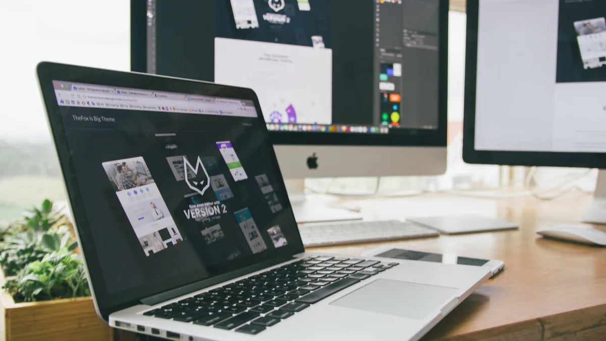 Web sitesi tasarımı açık dizüstü bilgisayar ve masa lambası
