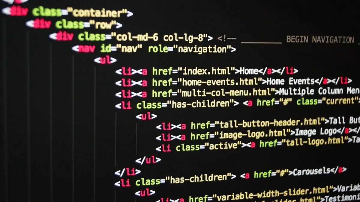 Bilgisayar ekranında renkli HTML kaynak kodu