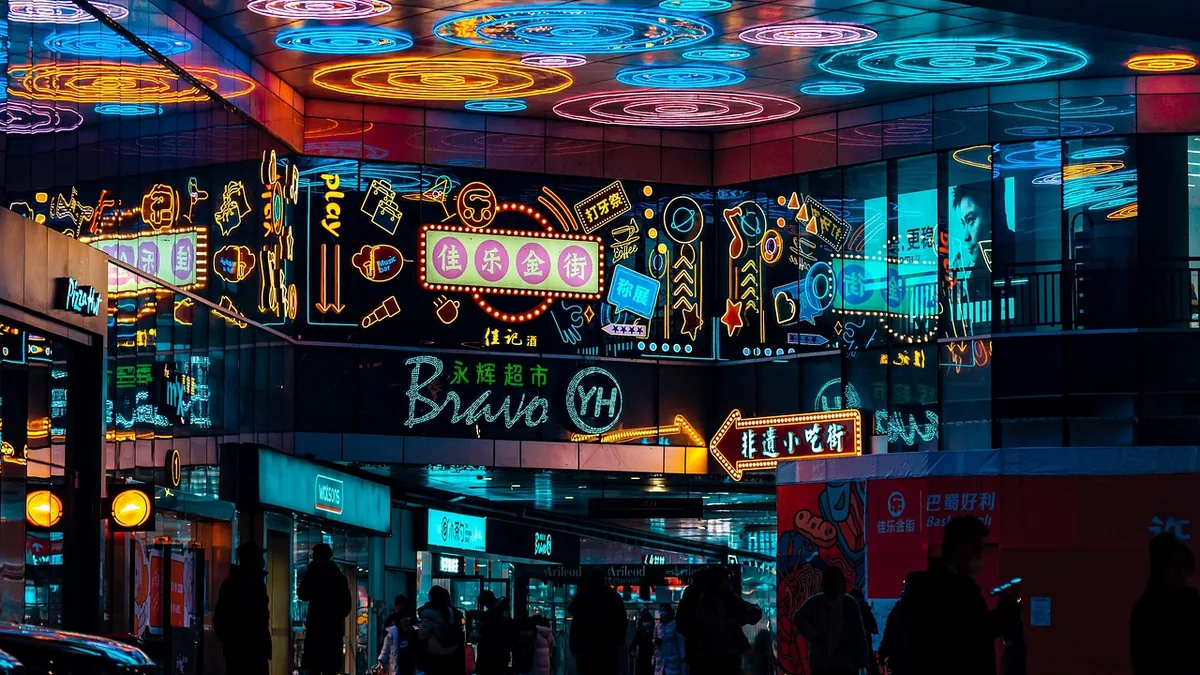 Çok sayıda dükkân tabelasının bulunduğu canlı gece caddesi
