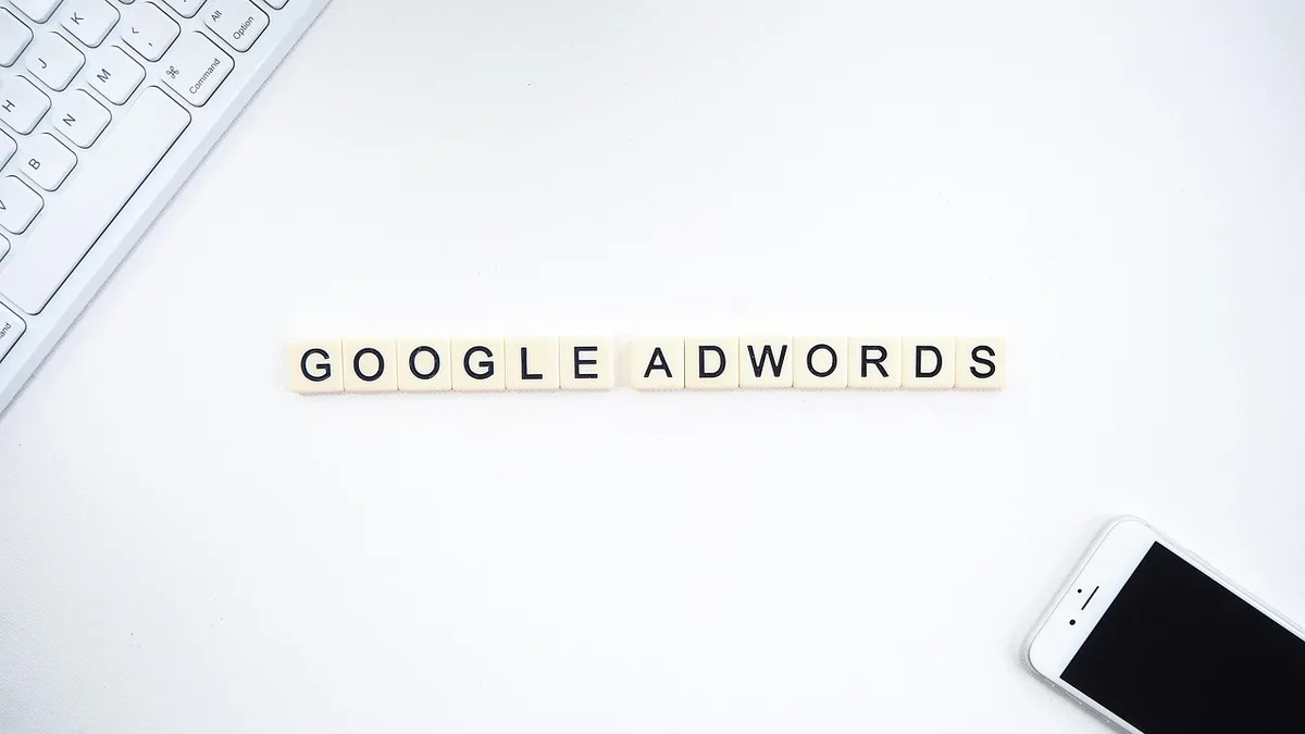Masada Google Ads yazılı kart ve dizüstü bilgisayar
