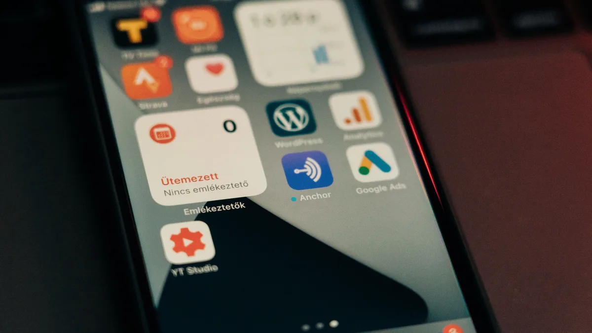 Arama ekranı açık bir akıllı telefonu kullanan kişi