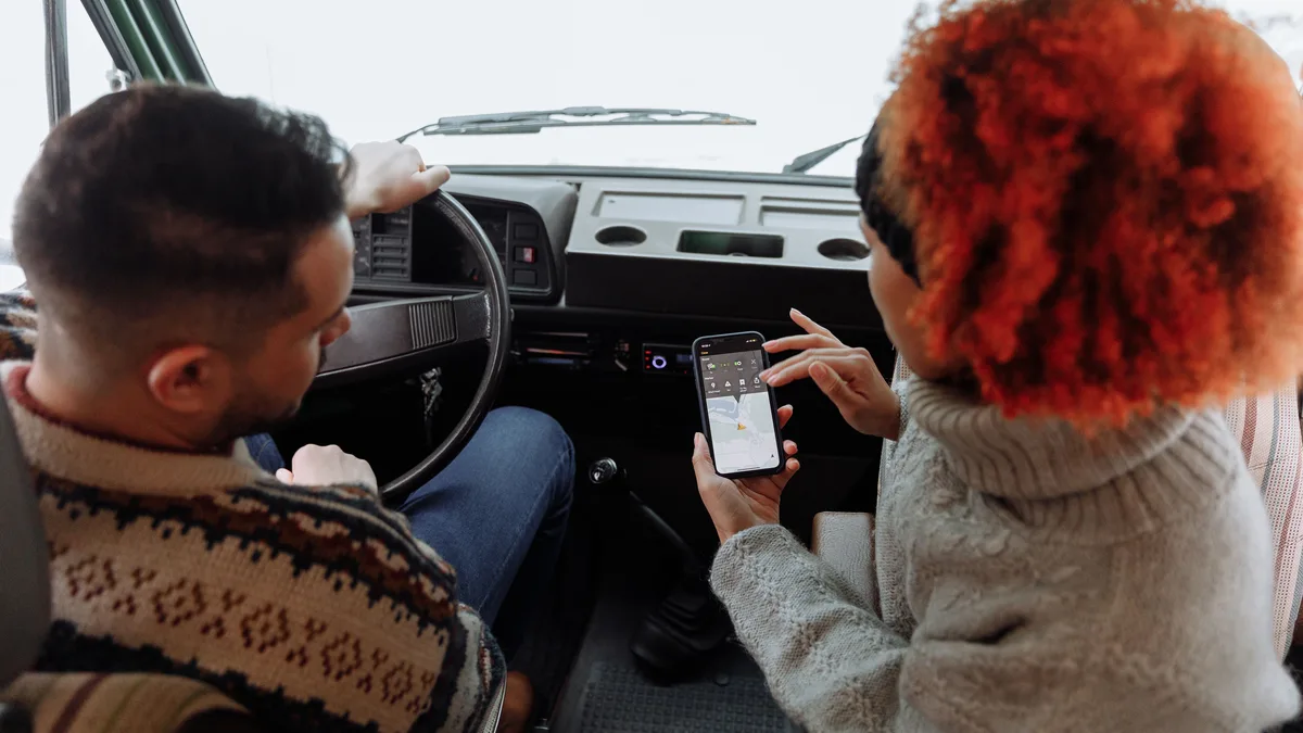 Telefon haritası ile rota belirleyen iki kişi
