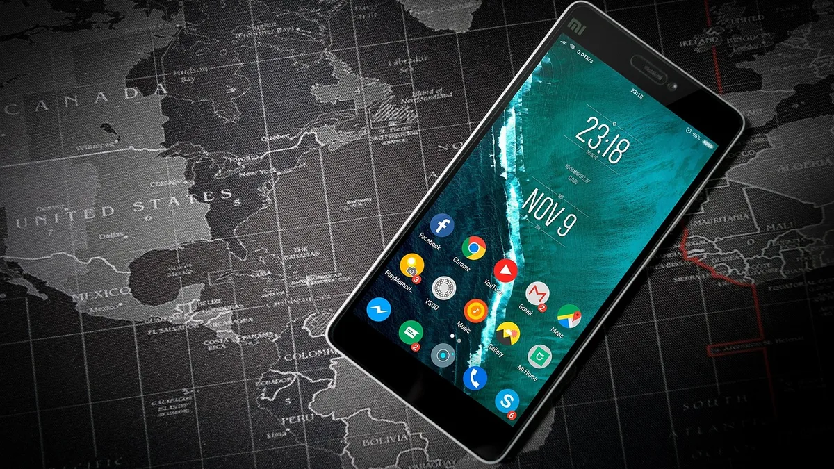 Harita yanında tutulan akıllı telefon