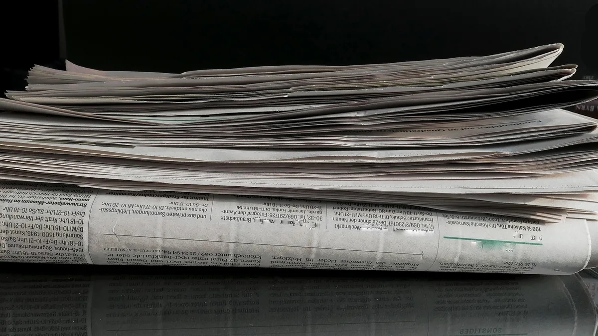 Basılı gazetedeki manşet ve haber sütunlarının yakın görünümü