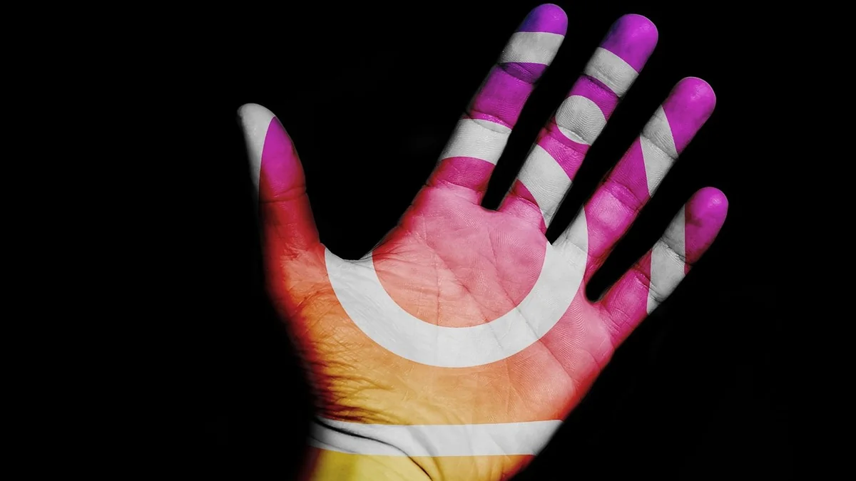 Avuç üzerinde Instagram simgesini temsil eden renkli işaret