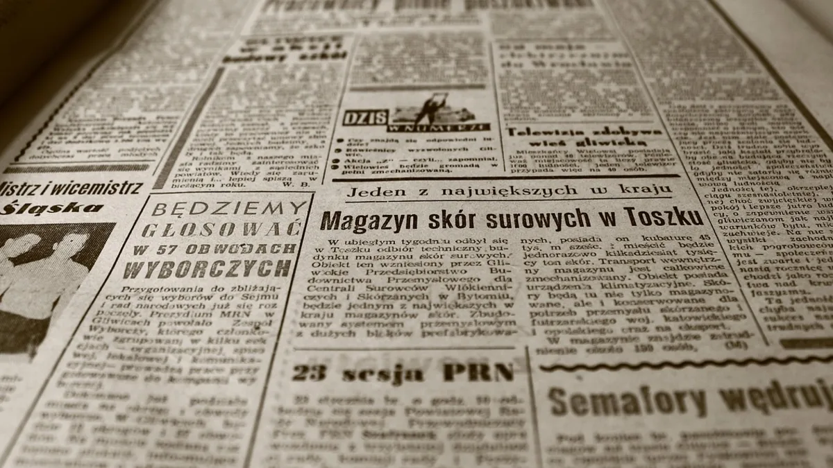 Açık duran eski bir gazete sayfası