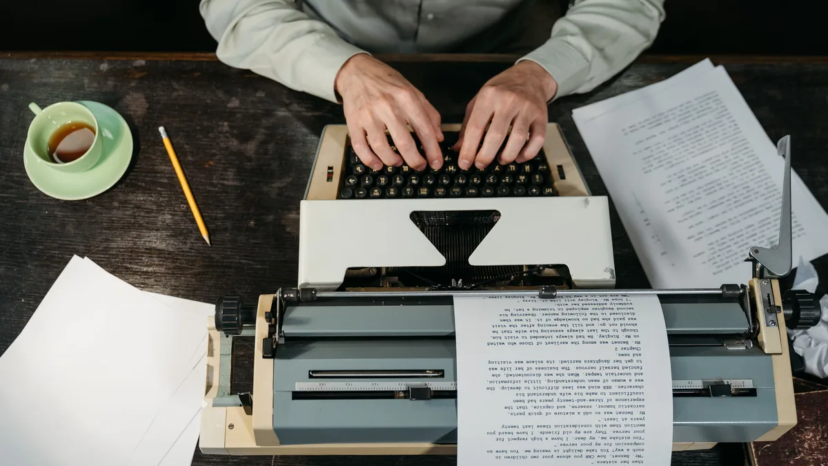 Masada yazılı bir metni inceleyen editör