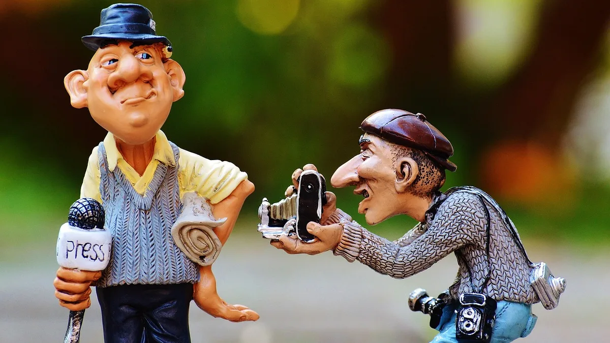 Bir etkinlikte görüntü kaydeden basın fotoğrafçısı