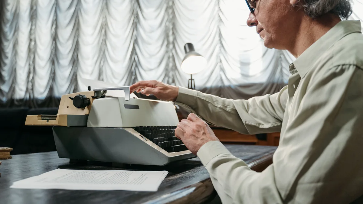 Masa başında daktiloyla çalışan bir editör